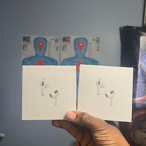 Apple Airpods ( 3rd generation) with lighting Charging Case